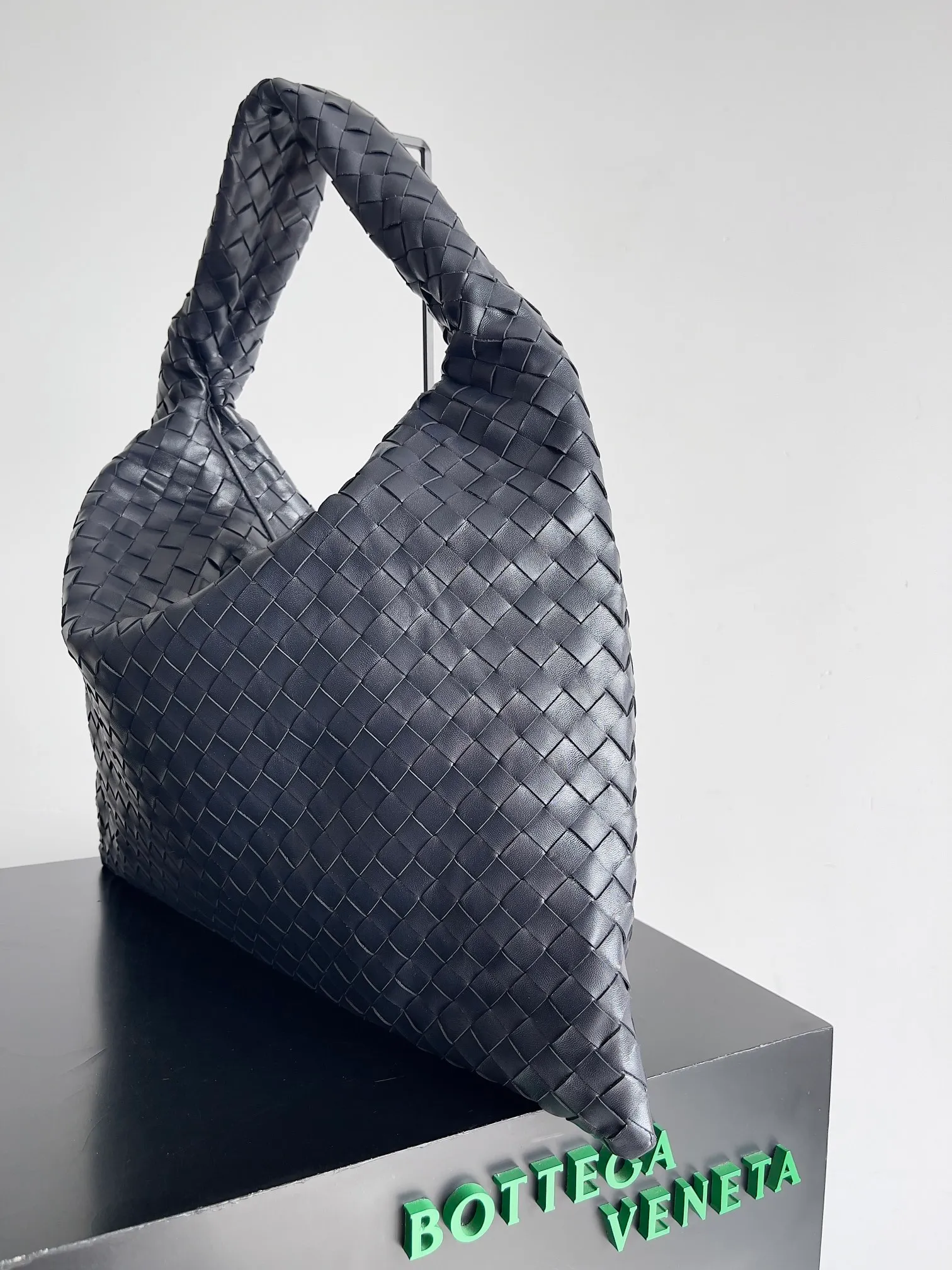 Batch 2160 Recently, I seem to be obsessed with this bag from BV~ The new Hop is really not too beautiful. The whole bag has no seams. The bag body and handles are made of one piece of leather. It embodies the style and essence of Bottega Veneta. It truly represents craftsmanship and creativity. The large size has a very loose and lazy upper body. Big bag lovers will definitely not regret buying it. Style number: 763970 Size: 53*24*13